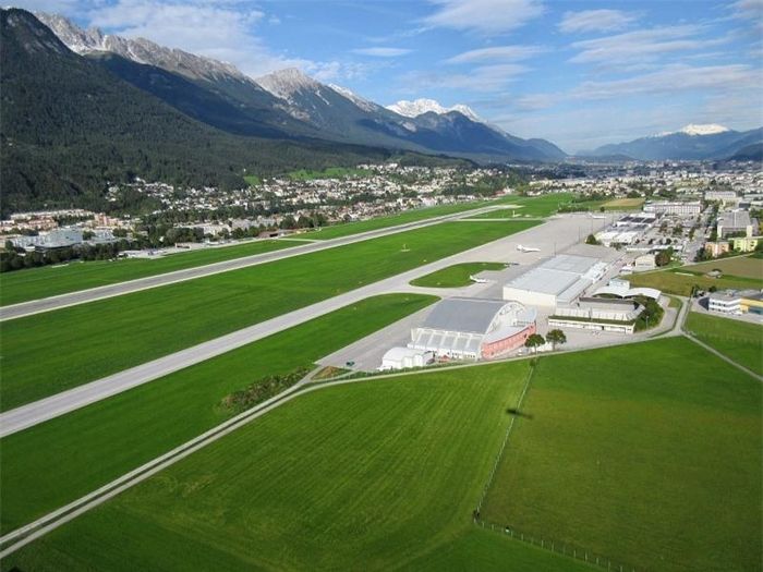 Sân bay Innsbruck (Áo): Được bao phủ bởi những ngọn núi hiểm trở, thủ đô Tyrol là điểm đến trượt tuyết hàng đầu châu Âu. Đường bay ở đây mang đến thử thách cho các phi công. Máy bay phải hạ dần độ cao từ gần 2.500 m. Phi công phải đối phó với gió giật dữ dội từ các ngọn núi xung quanh và tùy chỉnh máy bay để hạ cánh đúng vị trí tại thung lũng. Ảnh: Wikimedia Commons.