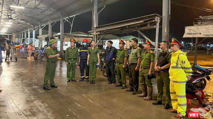 Công an TP Đà Nẵng triển khai lực lượng giúp ngư dân tại âu thuyền Thọ Quang