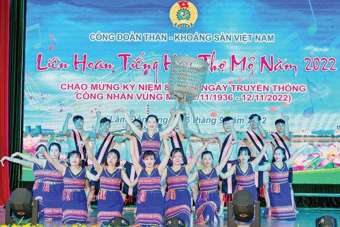 Một tiết mục của Công ty Nhôm Lâm Đồng biểu diễn tại Liên hoan