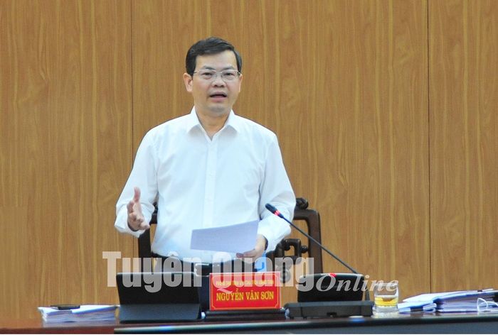 Đồng chí Chủ tịch UBND tỉnh Nguyễn Văn Sơn kết luận phiên họp. Ảnh: Việt Hòa