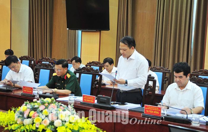 Giám đốc Sở Kế hoạch và Đầu tư báo cáo tình hình phát triển KT-XH.