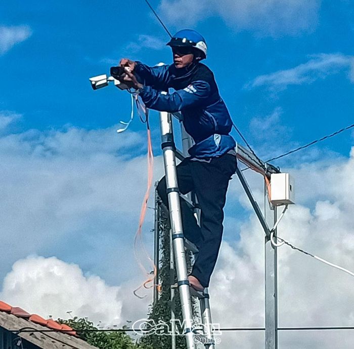 Lắp đặt camera giám sát an ninh khu vực trung tâm xã.