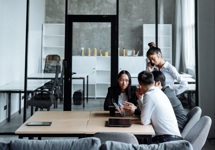  Bất đồng với quản lý, không hài lòng với chế độ lương, thưởng... là những lý do chính khiến nhân viên đồng loạt nghỉ việc. 
