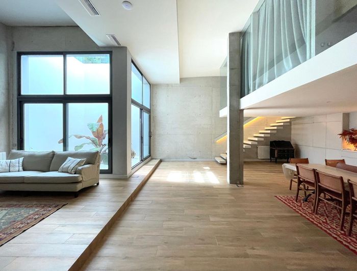  Không gian bếp được đặt dưới "hộp kính" và phòng khách có lối đi thẳng ra hiên ngoài nên được hưởng ánh sáng tự nhiên trực tiếp. Thiết kế tận dụng tối đa lợi thế của không gian cũng như mang lại sự gắn kết. Ảnh: Frame Studio. 