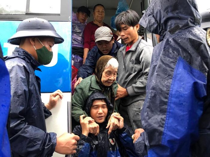Tại Công ty thép Hòa Phát - Dung Quất, đơn vị này phối hợp cùng xã Bình Đông sơ tán hàng trăm người dân, đặc biệt là người già, phụ nữ và trẻ em, người khuyết tật, người bệnh nặng, gia đình chính sách… vào trú tránh ở khu ký túc xá của công ty.