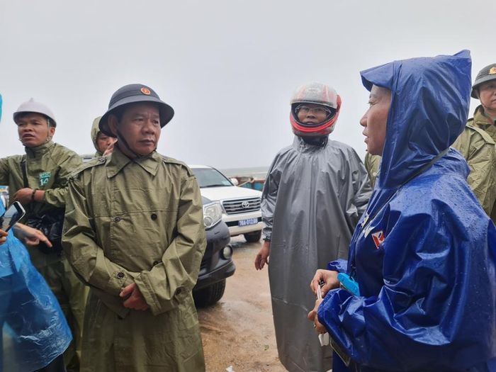 Ở xã Bình Hải - nơi thường chịu thiệt hại nặng nề bởi các cơn bão gây ra, Chủ tịch UBND tỉnh Quảng Ngãi đến thị sát thôn Phước Thiện. 
