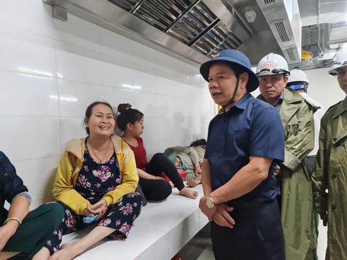 Ông Đặng Văn Minh thăm hỏi các hộ dân được di tản .