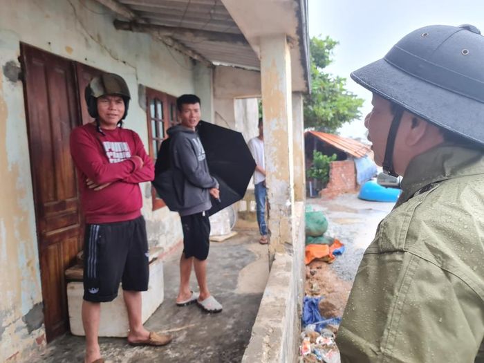 “Người dân cần phải bình tĩnh, tránh hoang mang, cấp ủy, chính quyền luôn bên cạnh đồng hành cùng người dân để ứng phó cơn bão số 4, một cơn bão mạnh nhất có khả năng đổ bộ vào tỉnh Quảng Ngãi trong những năm qua” - Chủ tịch UBND tỉnh Đặng Văn Minh nhấn mạnh.