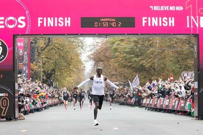 Kipchoge từng chạy marathon dưới 2 tiếng