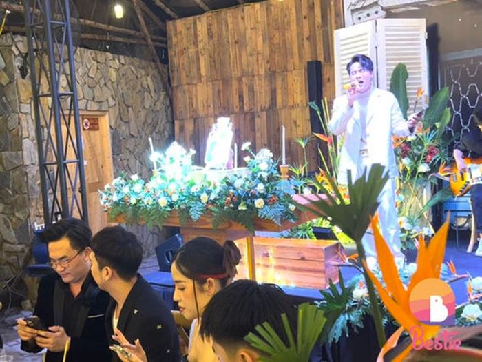 Theo Yan, khi Võ Tấn Phát hát, Đại Nghĩa không mấy quan tâm đến đàn em. Ảnh: Bestie