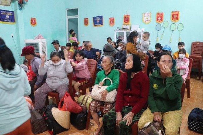 Người dân Quảng Nam di dời đến nơi tránh trú bão.