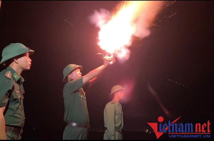 Biên phòng TT-Huế bắn pháo hiệu kêu gọi tàu thuyền vào nơi tránh trú