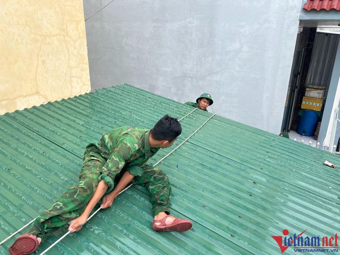 Lực lượng biên phòng huyện đảo Lý Sơn (tỉnh Quảng Ngãi) giúp dân chằng chống nhà cửa