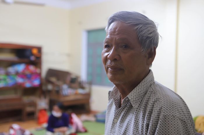 Ông Huỳnh Mình Thư đang tránh bão tại trường học. Ảnh: Xuân Ngọc
