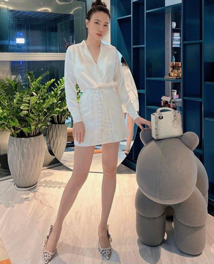 Trông cô trẻ đẹp và sang trọng hơn cả thời chưa chồng. 