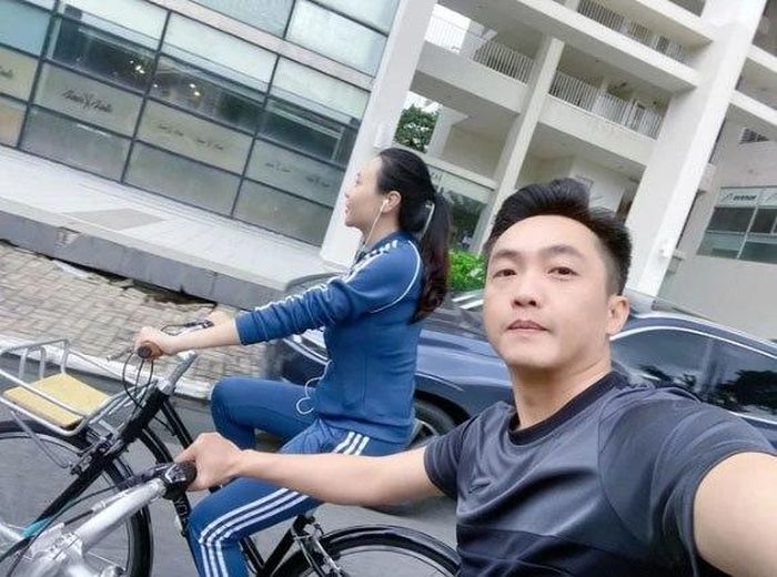 Cường Đô La cùng vợ đạp xe mỗi chiều. 
