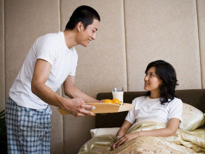 Nếu thực sự yêu, nửa kia sẽ ép bạn những thứ lành mạnh trong "ngày đèn đỏ". (Ảnh minh họa)
