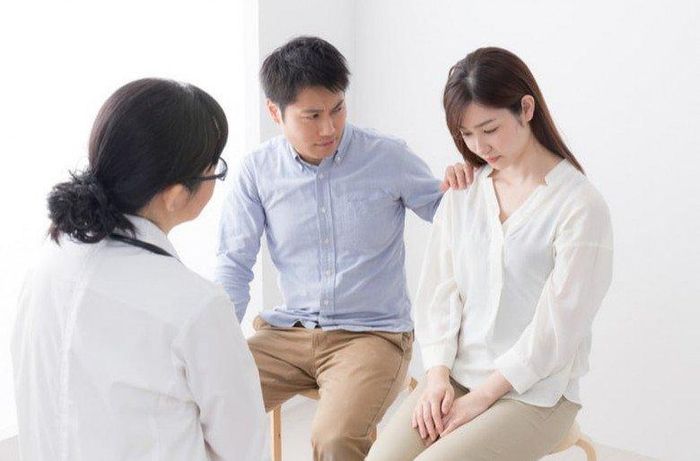 Một người đàn ông ép bạn phải đi khám bệnh khi bạn kêu mệt, chứng tỏ trong lòng anh ta chỉ có bạn. (Ảnh minh họa)