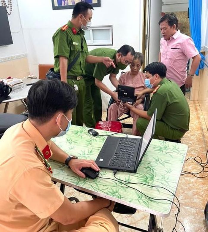 TPHCM C nh S t Khu V c Mang CCCD G n Ch p Trao T n Tay Ng i D n tphcm-c-nh-s-t-khu-v-c-mang-cccd-g-n-ch-p-trao-t-n-tay-ng-i-d-n