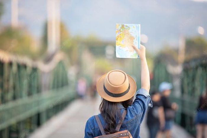 Du lịch không chỉ là thỏa mãn trí tò mò về điểm đến, mà còn là trải nghiệm về chiều sâu văn hóa. Ảnh: Freepik