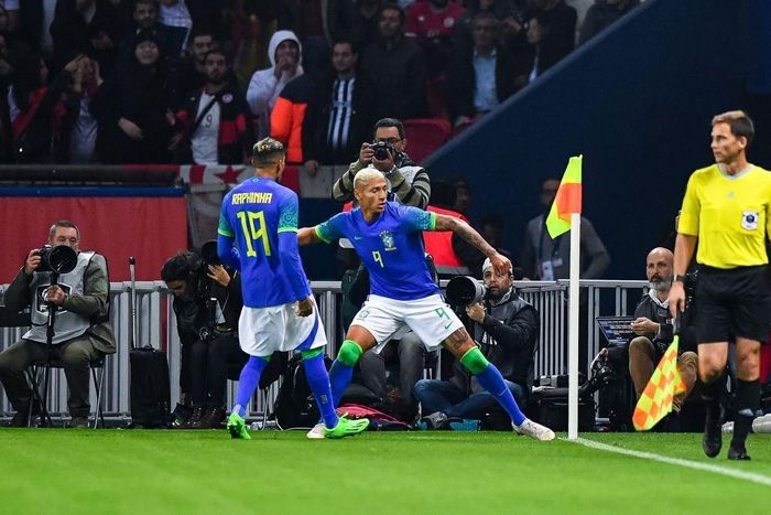 Cú đá phạt đền thành công của Neymar cùng các bàn của Richarlison và Raphinha (cú đúp) giúp Brazil nhấn chìm đối thủ đứng thứ 30 trên bảng xếp hạng FIFA ngay từ hiệp một.