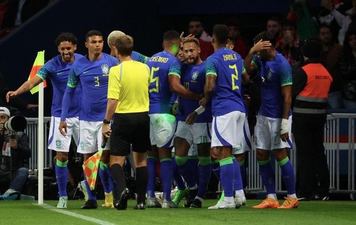 Sau mỗi lần ghi bàn, cầu thủ Brazil đều đáp trả CĐV Tunisia bằng việc chạy về phía góc sân để cùng nhau nhảy múa giữa ánh đèn laser từ người hâm mộ đội tuyển Bắc Phi.