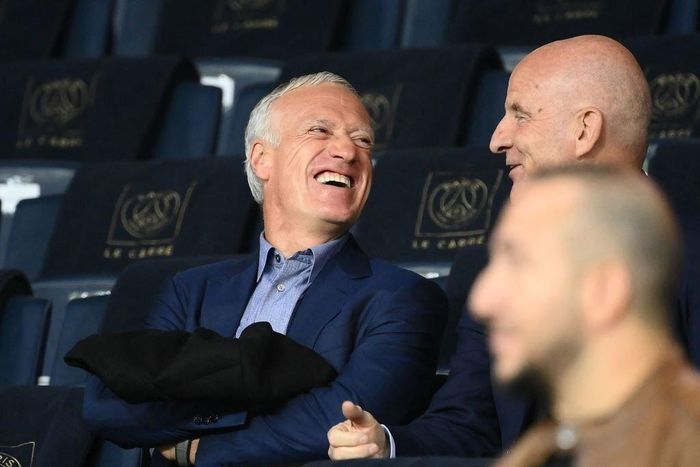 HLV tuyển quốc gia Pháp Didier Deschamps cười tươi khi xem trận đấu. Tuyển Pháp của ông vừa trải qua hành trình không như ý ở vòng bảng UEFA Nations League. "Les Bleus" suýt xuống hạng sau trận thua Đan Mạch 0-2 ở lượt cuối.