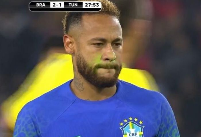Phút 29, Neymar liên tục bị chiếu đèn vào mặt khi chuẩn bị thực hiện quả phạt đền cho Brazil. Tuy nhiên, anh vẫn bình tĩnh dứt điểm để đánh lừa thủ môn, nâng tỷ số lên 3-1.