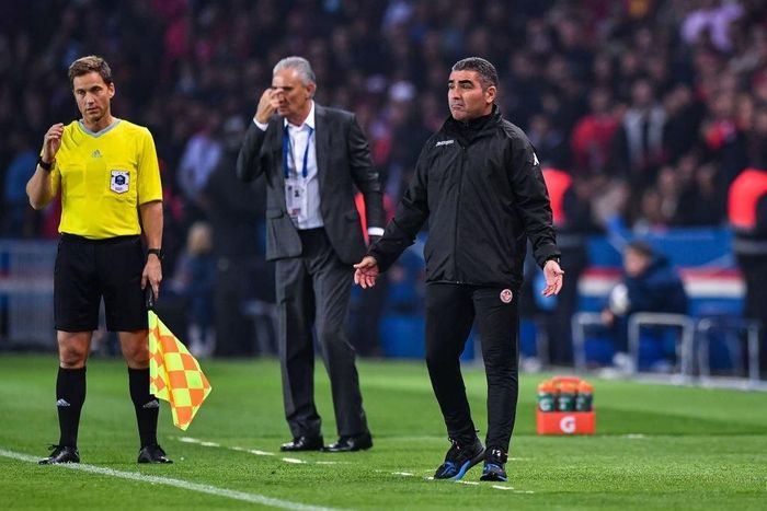 Ở trận đấu diễn ra trên sân Parc des Princes (Pháp), nhóm CĐV Tunisia có hành động xấu xí khi dùng đèn laser để chiếu vào mặt các cầu thủ Brazil. HLV Tite nhiều lần khiếu nại với trọng tài nhưng không thể giải quyết tình hình.