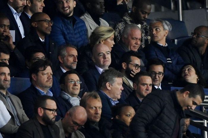 Khán đài Parc des Princes chào đón sự xuất hiện của nhiều nhân vật nổi tiếng, trong đó có Chủ tịch Liên đoàn Bóng đá Thế giới (FIFA) Gianni Infantino.
