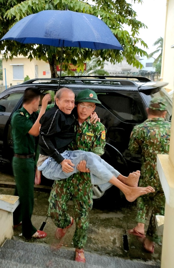 Bộ đội Biên phòng tỉnh Quảng Nam đưa người cao tuổi đến tránh bão trong đơn vị. 
