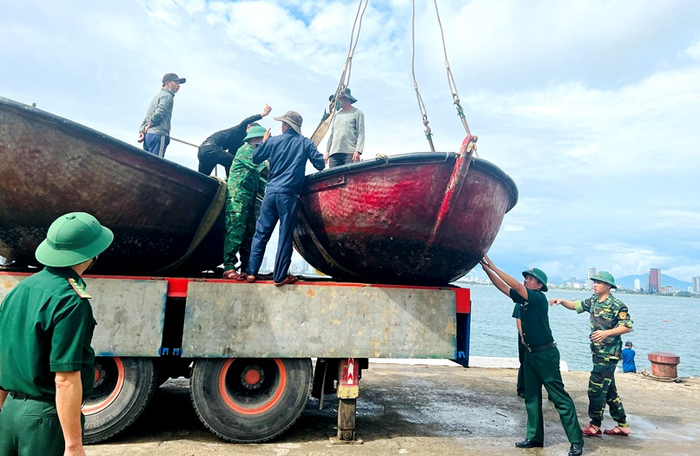 Bộ đội Biên phòng TP Đà Nẵng sử dụng ô tô đưa thuyền của ngư dân về nơi an toàn. 