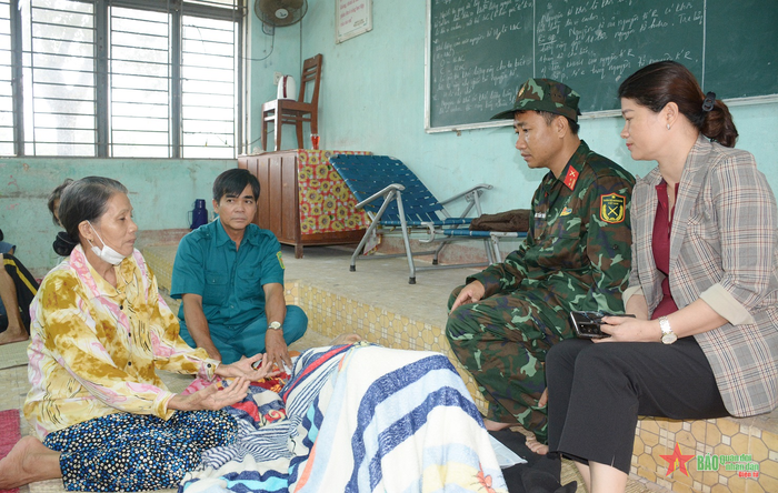 Lãnh đạo xã Nghĩa Hiệp, huyện Tư Nghĩa và cán bộ Ban CHQS huyện Tư Nghĩa thăm hỏi, động viên bà con tại địa điểm tránh lũ.