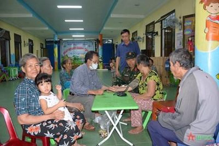 Bác sĩ Trạm Y tế xã Nghĩa Thương, huyện Tư Nghĩa, tỉnh Quảng Ngãi khám bệnh cho đồng bào tránh trú báo Noru.