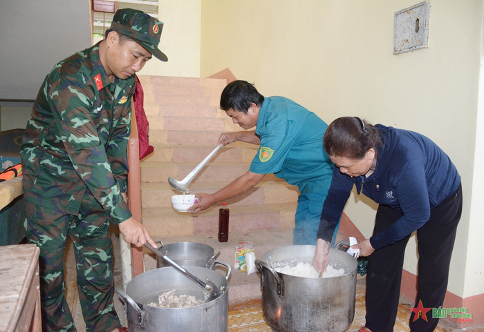 Những suất cơm nóng hổi kịp thời phục vụ người dân vùng bão.