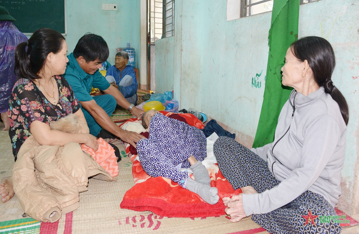 Bà con nhân dân xã Nghĩa Hiệp, huyện Tư Nghĩa, tỉnh Quảng Ngãi tại nơi tránh bão Noru.