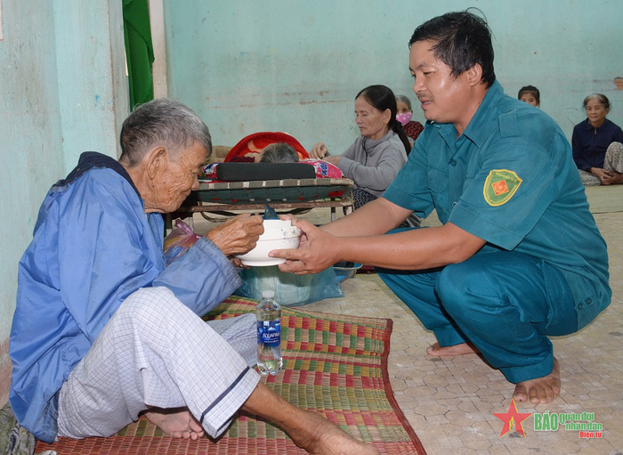 Bữa cơm phục vụ nhân dân ngày mưa bão ở xã Nghĩa Hiệp, huyện Tư Nghĩa, tỉnh Quảng Ngãi.