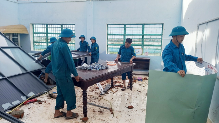 Dân quân huyện Duy Xuyên (Quảng Nam) giúp các trường học sửa chữa hư hỏng và dọn dẹp để đón học sinh trở lại. 