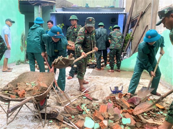 Cán bộ, chiến sĩ Ban CHQS quận Sơn Trà (Bộ CHQS TP Đà Nẵng) giúp người dân sửa nhà sau bão. 