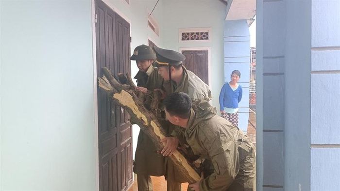 CBCS Công an chằng chống nhà cửa giúp dân.