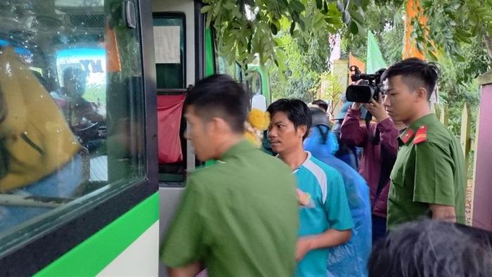 Thanh niên Công an tỉnh giúp dân di dời đến nơi an toàn.
