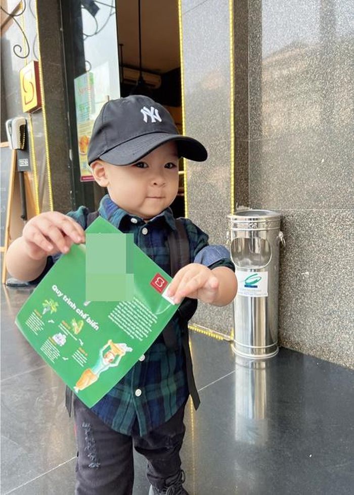 "Nhiều khi mình cảm nhận được con hiểu hết những vấn đề đang diễn ra. Ví như mẹ cáu và mắng em thì em lại nhìn mẹ hờn dỗi như kiểu "Tại sao mẹ lại mắng con", Quế Vân chia sẻ.