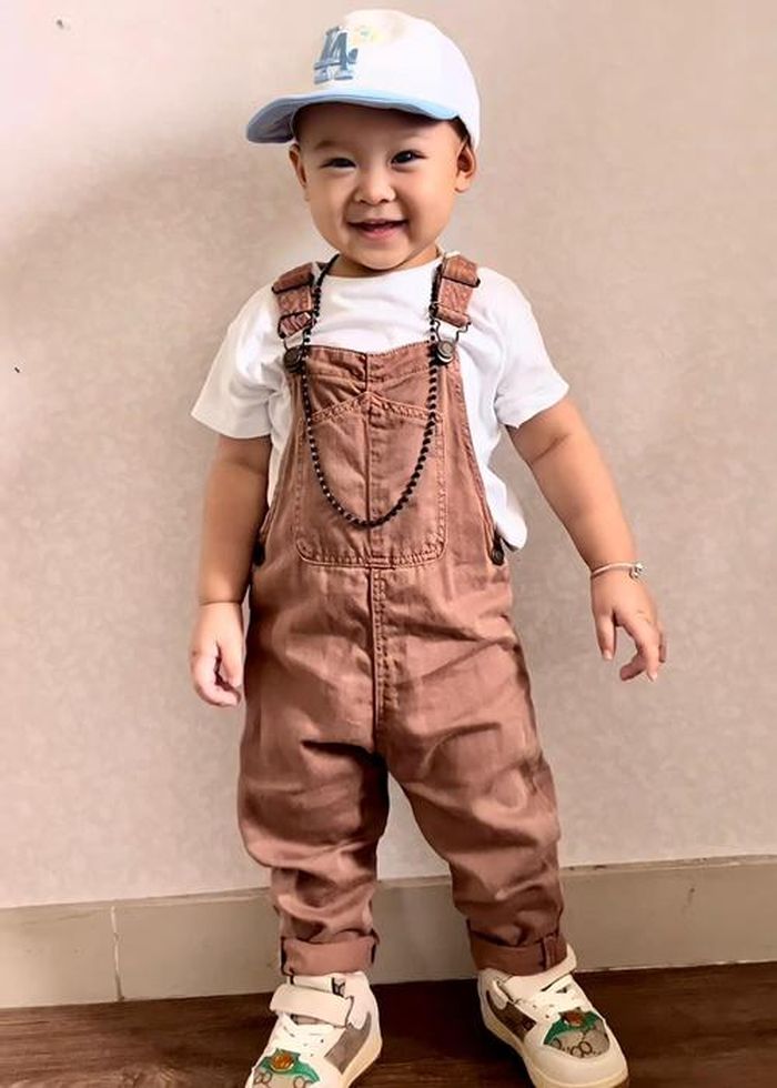 Bé Gia Huy có tên thân mật là Wu. Cậu nhóc có vẻ ngoài vô cùng kháu khỉnh.