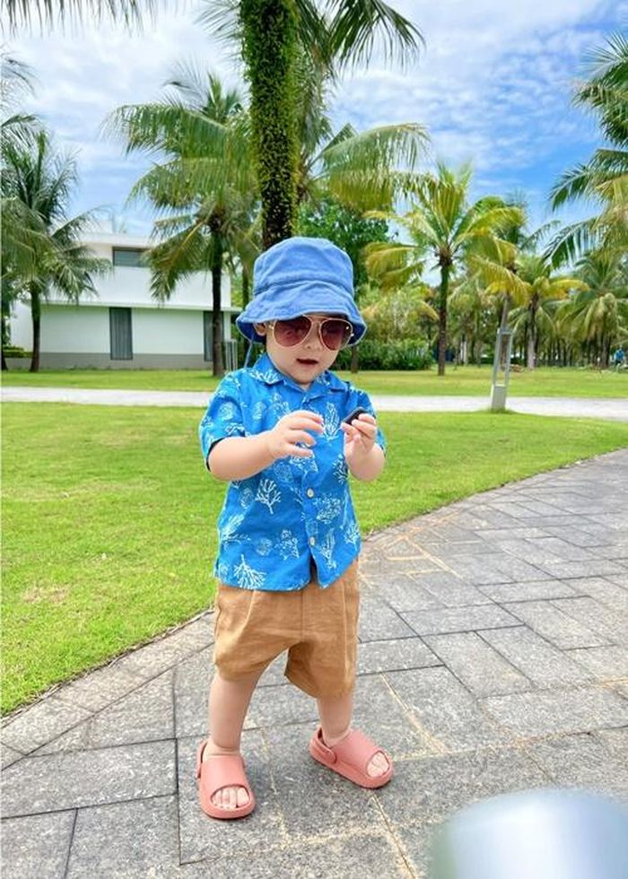 Nữ ca sĩ đầu tư sắm sửa quần áo, phụ kiện cho con trai nhỏ nên bé Gia Huy ăn mặc như fashionista nhí.