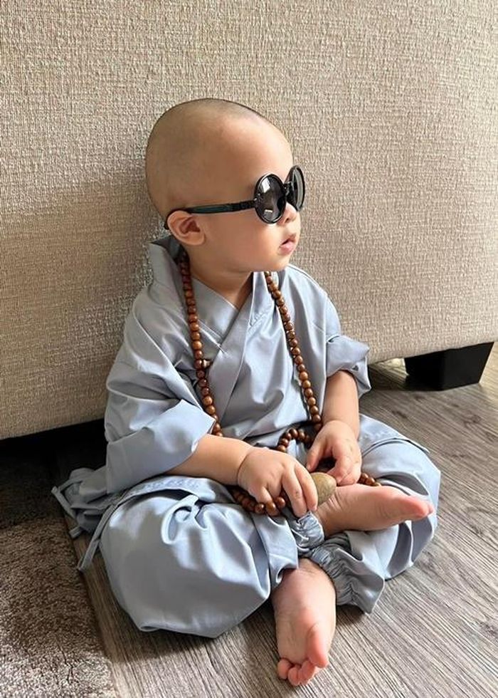 Bé Gia Huy đốn tim nhiều cư dân mạng khi mặc trang phục tiểu hòa thượng, đeo tràng hạt gỗ, kính đen.