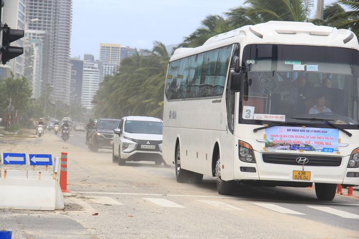 Đặc biệt khi có nhiều ô tô qua lại. Tại tuyến đường Võ Nguyên Giáp (quận Sơn Trà), bụi cát bay mù đường.