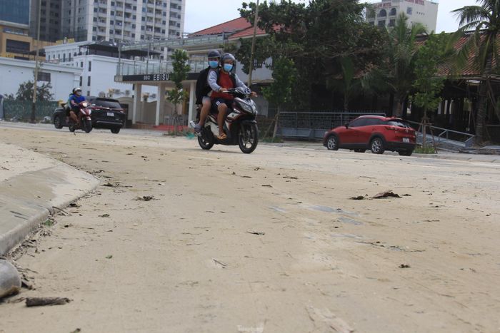 Ghi nhận tại các tuyến đường ven biển Nguyễn Tất Thành, Võ Nguyên Giáp... sau khi bão số 4 tan, cát biển bị thốc lên phủ kín mặt đường.