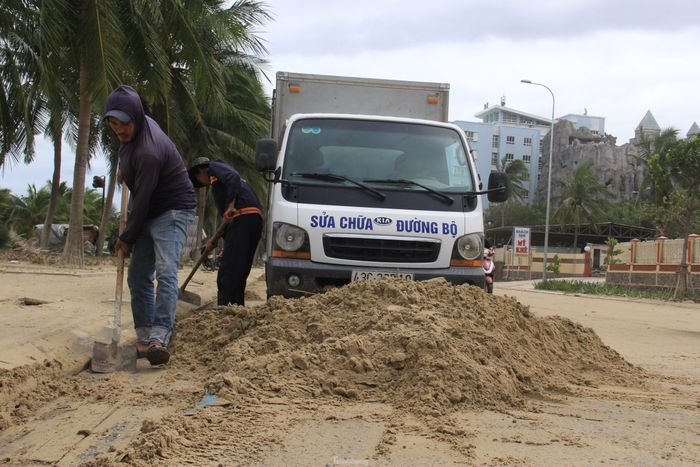 Nhiều đoạn cát dày, công nhân phải dùng xẻng để xúc cát.