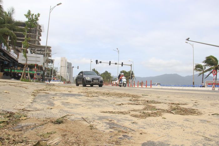 Những nơi cát khô, khi có gió hoặc xe cộ qua lại cuốn thành bụi.