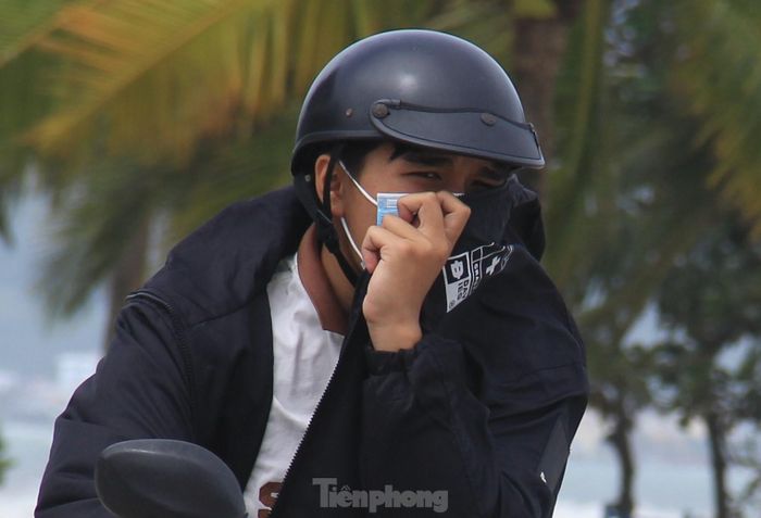 Dù đeo khẩu trang nhưng nhiều người còn lấy áo che thêm vì bụi quá nhiều.